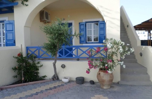 Megalochori Apartment | Santorious Spacious Apartment