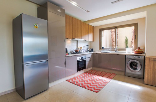 Tamrhakht Apartment | Sasha - Piscine - Luxe-Apartment-Deluxe-Mobility bath-Pool view