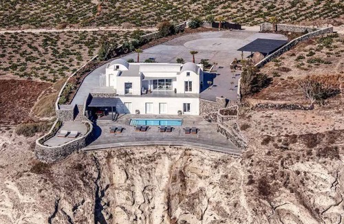 Megalochori House | SCENIC MOUNTAINOUS COASTLINE IN TRADITIONAL VILLAGE OF SANTORINI