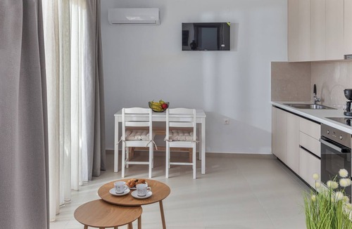 Nea Alikarnassos Apartment | Sea Whisper Seafront Home with Hot Tub, by Estia