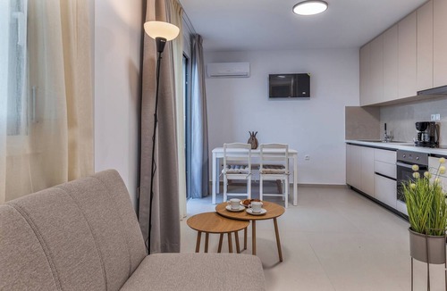 Nea Alikarnassos Apartment | Sea Whisper Seafront Home with Hot Tub, by Estia