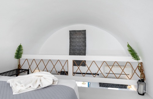 Kamari Hotel | Seaside Breeze