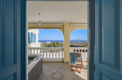 Vourvoulos House | Skarmoutsos Holiday Home|Hot tub|Free parking