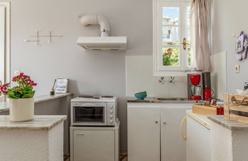 Steniai Apartment | Stenies' Nook Family Home Apartment with Sea View, Shared Garden & Wi-Fi