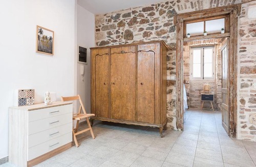 Thissio Apartment | Stone House Under Acropolis