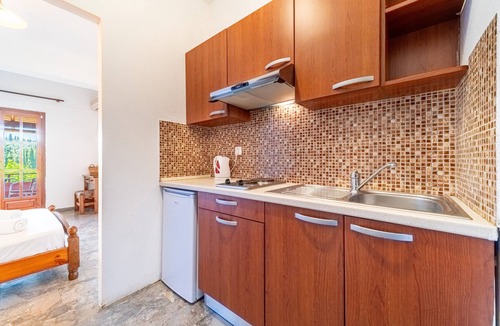 Lakones Apartment | Studio Apartment "Arianna Studio Ground Floor 6" with Sea View, Shared Pool & Wi-Fi