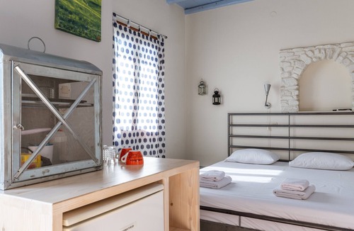 Tinos Town House | Studio Apartment 'En Tino 3' with Balcony, Wi-Fi and Air Conditioning