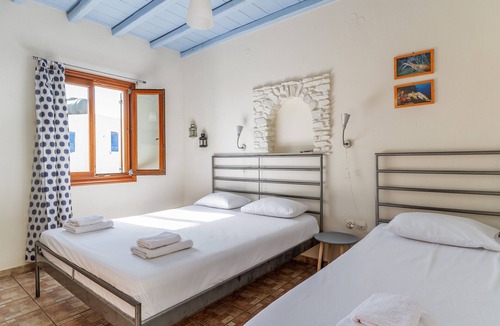 Tinos Town House | Studio Apartment 'En Tino 3' with Balcony, Wi-Fi and Air Conditioning