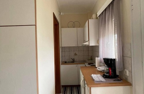 Mesolongi Apartment | Studio Apartment 'Flo's 1' with Shared Garden, Wi-Fi and Air Conditioning
