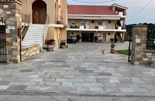 Mesolongi Apartment | Studio Apartment 'Flo's 1' with Shared Garden, Wi-Fi and Air Conditioning