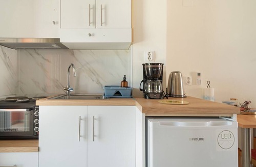 Mesolongi Apartment | Studio Apartment 'Flo's 8' with Shared Garden, Wi-Fi and Air Conditioning