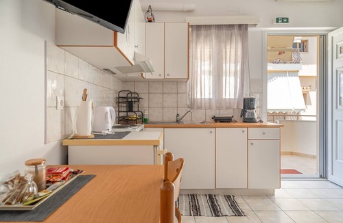 Mesolongi Apartment | Studio Apartment 'Flo's 5' with Shared Garden, Wi-Fi and Air Conditioning
