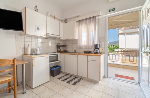 Mesolongi Apartment | Studio Apartment 'Flo's 5' with Shared Garden, Wi-Fi and Air Conditioning