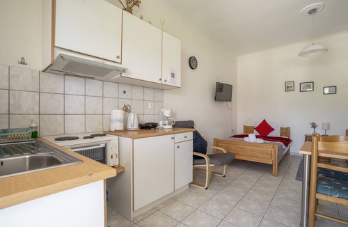 Mesolongi Apartment | Studio Apartment 'Flo's 3' with Shared Garden, Wi-Fi and Air Conditioning