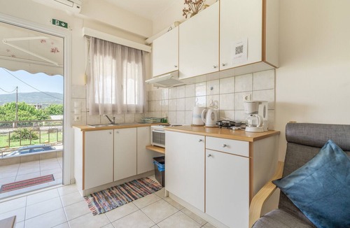 Mesolongi Apartment | Studio Apartment 'Flo's 3' with Shared Garden, Wi-Fi and Air Conditioning