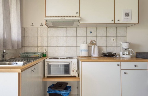 Mesolongi Apartment | Studio Apartment 'Flo's 3' with Shared Garden, Wi-Fi and Air Conditioning
