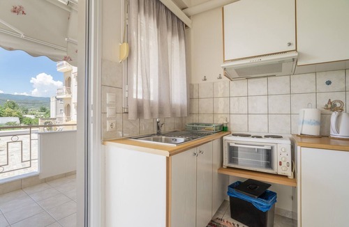 Mesolongi Apartment | Studio Apartment 'Flo's 3' with Shared Garden, Wi-Fi and Air Conditioning