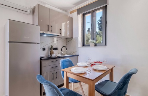 Tsoukaladhes Apartment | Studio Apartment 'Groundfloor 2' with Sea View, Wi-Fi and Air Conditioning