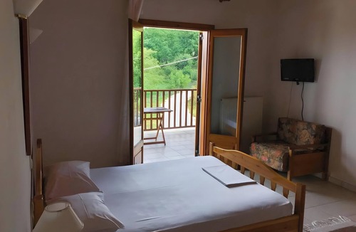 Lake Plastiras Apartment | Studio Apartment 'Hotel Antigoni Triple Room 11' with Lake View, Wi-Fi and Air Conditioning