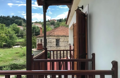 Lake Plastiras Apartment | Studio Apartment 'Hotel Antigoni Triple Room 11' with Lake View, Wi-Fi and Air Conditioning