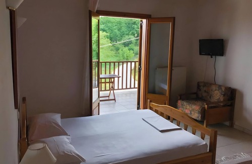 Lake Plastiras Apartment | Studio Apartment 'Hotel Antigoni Triple Room 15' with Lake View, Wi-Fi and Air Conditioning