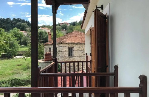 Lake Plastiras Apartment | Studio Apartment 'Hotel Antigoni Triple Room 15' with Lake View, Wi-Fi and Air Conditioning