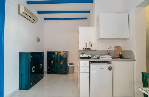 Antiparos Apartment | Studio 'Blue Dolphin Antiparos View Suite' with Sea View, Wi-Fi and Air Conditioning