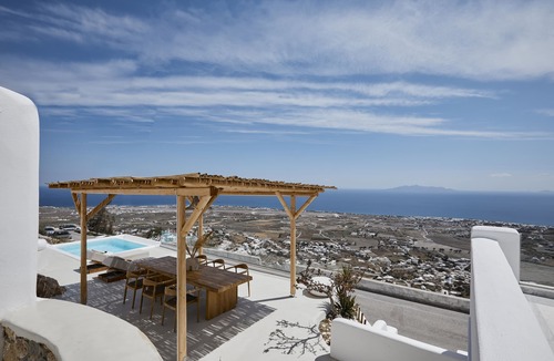 Santorini Villa | Stunning BlueWhite Villa: Luxury Heated Infinity Pool Escape