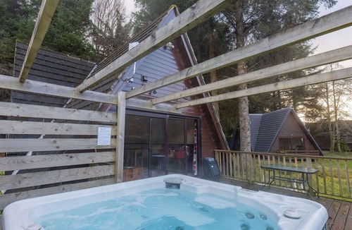 South Laggan House | Stunning private villa with WIFI, hot tub, TV, terrace, pets allowed and panoramic view