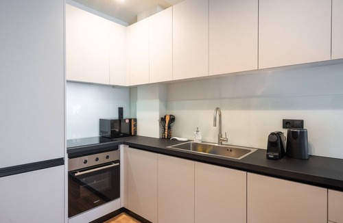 Kypseli Apartment | Stylish 2BR Apt | Rooftop w/Sauna & Views/Gym
