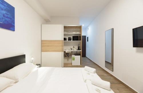 Neos Kosmos Apartment | Stylish elevated ground floor studio with yard