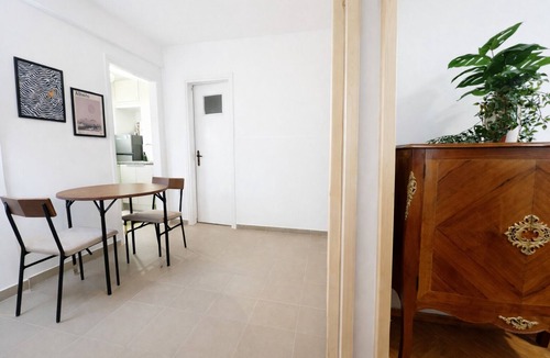 Kypseli Apartment | Stylish Lower Ground Apt in Vibrant Kypseli by ΜΡS
