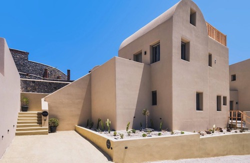 Pyrgos Apartment | Stylish two bedroom apartment with outdoor Hot Tub and private parking