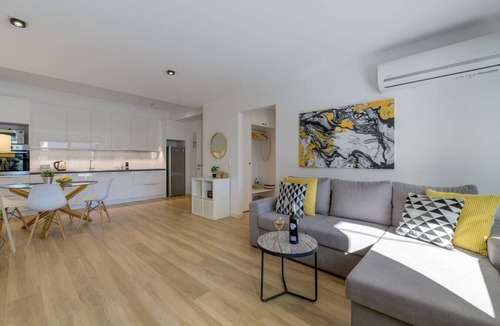 Voula Apartment | Stylish Voula Apt close to Beach with pool -Cielo