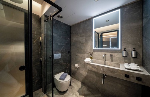 Psirri Hotel | Suite with Spa Bath, Lux Suites Athens