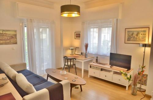 Filopappou Apartment | Sunny 70sqm Apt near Acropolis & Local Cafés