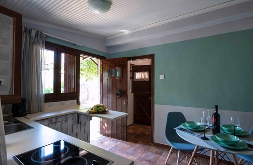 Volos City Centre Apartment | Sweet Home Country House with Private Terrace, Wi-Fi, and Air Conditioning
