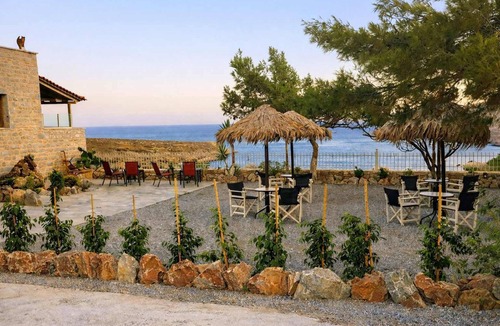Omales Condo | Tainaros Rooms - Beachfront Sunny Getaway