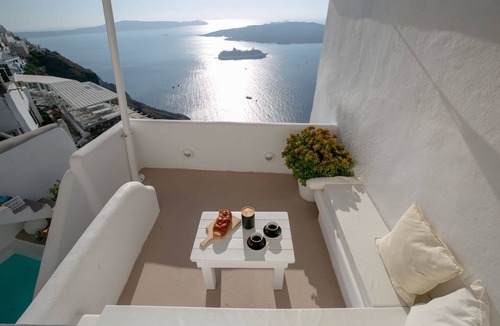 Fira House | The Globe Suites Villa