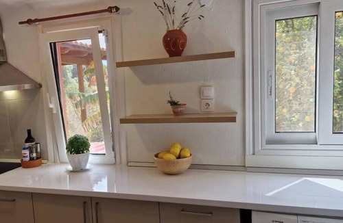 Nea Makri House | The Painter's Garden - Relaxing House 3 min Walk to Beach & Private Parking.