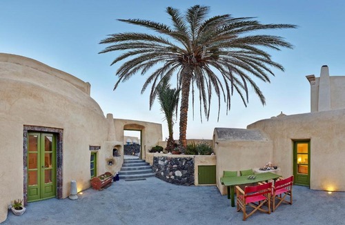 Akrotiri House | The Palm Tree Residence