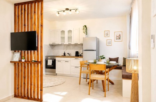 Stavroupoli Apartment | The PINE, Stylish Thessaloniki Stay & Priv Parking