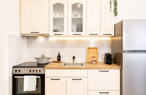 Stavroupoli Apartment | The PINE, Stylish Thessaloniki Stay & Priv Parking