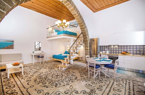 Asgourou House | The Red Door in Koskinou
