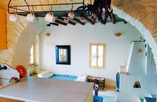 Arnados House | Tinian View Bee Home Maisonette