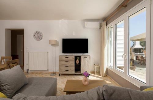 Kalpaki Apartment | Tumeremos Holiday Apartment 3BR Private BBQ Garden