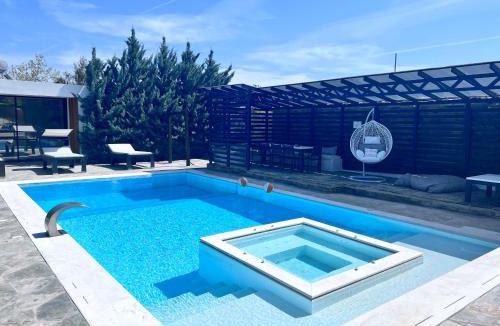 Anavyssos Villa | Two Bedroom Villa with Private Pool & Garden by Olivujoj