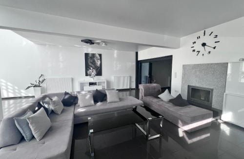 Anavyssos Villa | Two Bedroom Villa with Private Pool & Garden by Olivujoj
