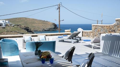 Xilokeratidi House | Ultramare Mykonos Beachfront House with 2 Outdoor Tubs