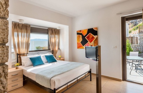 Pefkos House | Villa CostaMare - Luxuriöse, neu gebaute Steinvilla by Interhome